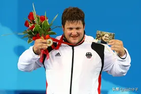 以一公斤的微弱优势绝杀夺冠后，他拿着亡妻照片哭成泪人图片