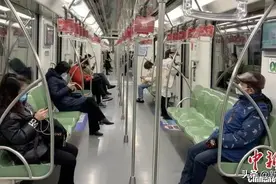 地铁新规 | 今起车内进食、手机外放等行为将上“黑名单”图片