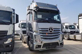 选配花费近30万，国内首台奔驰阿克托斯国六b顶配牵引车曝光图片