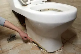 马桶底座渗水别花千元换新的，用它轻松补好，牢固还能管好几年