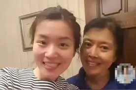 62岁丁嘉丽曝近照，与高颜值女儿亲密合照，母女曾15年只见2面图片