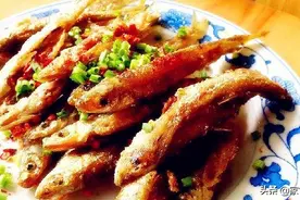 油酥小鱼，为何总是炸不酥脆？大厨：用错面粉了！难怪又黑又不脆图片