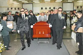 他是王晶的父亲，港片的祖师爷，去世时能让谢贤黄日华为其扶灵图片