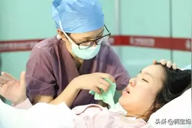 有种暖心叫胎儿保护妈妈，孕妇不是单方面付出，胎宝也在默默努力图片