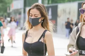 街拍：身材超燃的小姐姐，吊带小背心尽显熬人身材图片