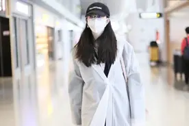 蒋梦婕潇洒又干练，雨衣也能穿出时尚感，老爹裤复古显腿长图片