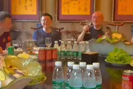 老戏骨范伟现身饭局，举杯畅饮喝到脸通红，周围还有气质美女陪伴图片