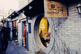 南锣鼓巷是一条胡同，位于北京中轴线东侧的交道口地区图片
