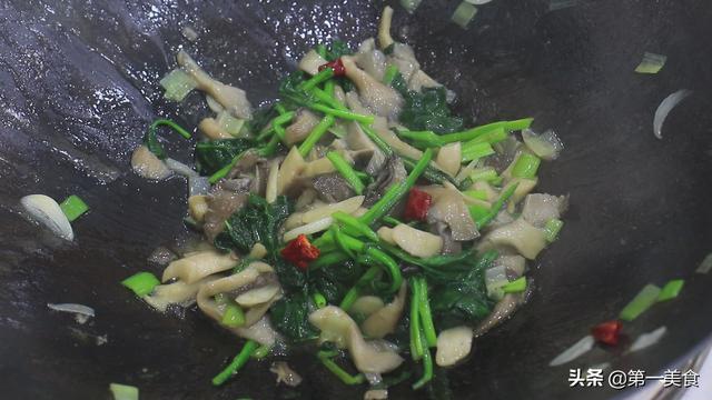 炒蘑菇想要鲜嫩不出水，多加这一步，吃着鲜嫩闻着香