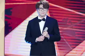 毛不易在镜头前略显拘谨，站姿笔挺，笑容腼腆可爱图片