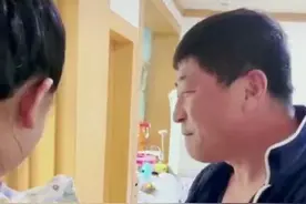 有种“变脸”叫隔代亲，看到子女表情凝固，看到孙子“多云转晴”图片