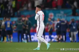 19岁小将泣不成声！英格兰崩了，连丢3点球，黄健翔指出原因图片
