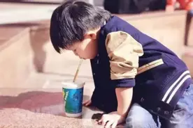 超市里，孩子口渴先喝饮料，结账时被要求10倍赔偿，做法真解气图片