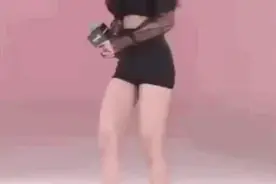 Lisa直播造型蕾丝上衣紧身短裤，大长腿抢眼，九头身美女果不其然图片