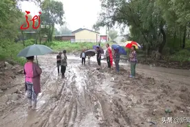 泥泞道路难通行，村民急盼来维修图片