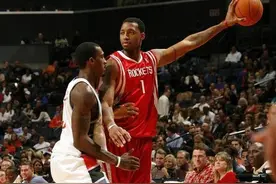 单手抓球哪家强？张伯伦2根手指随便抓，乔丹单手晃对手晕头转向图片