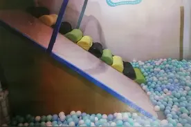 奶奶陪孙女滑滑梯摔伤，状告儿童乐园，法院判7成责任自担图片