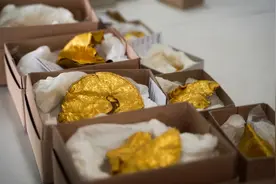 丹麦挖金菜鸟，第一次用金属探测器就挖到1公斤黄金；在同学家田地发现大量黄金制品，可能被掩藏了1500年图片