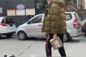 1米98朱婷上街遛大狗，单手拿大盒快递，网友：边牧变小柯基了图片