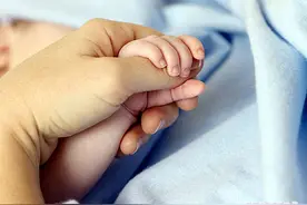 为了爱，他吻了妹妹22次，却感动了无数市民图片