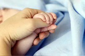 为了爱，他吻了妹妹22次，却感动了无数市民图片
