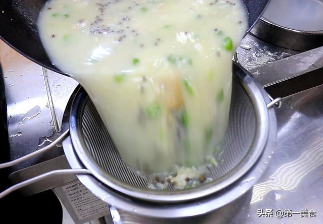白菜和草鱼一起做，原来这么好吃，掌握这个关键，汤汁浓白鲜香
