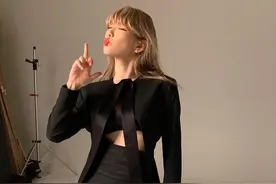 她是爱豆solo女王，身穿不规则黑西服套装出镜，帅气的小性感图片