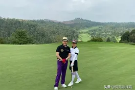 53岁周立波晒与妻子合照，身体发福气色好，曾将岳父打瞎入狱图片