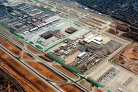 气球玩具能把人带上天空？他成功飞到4900米高，落地便被罚款图片