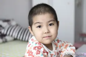 6岁“小仙女”被剃光头，父亲只能强忍眼泪，感慨老天残忍图片