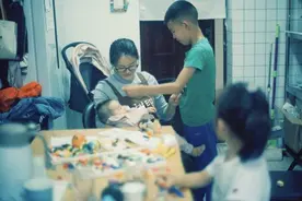 带娃遛弯，46岁妈妈碰到46岁奶奶，差距不是一星半点带娃图片