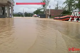 这届高考催泪瞬间，看到第一个就忍不住了图片