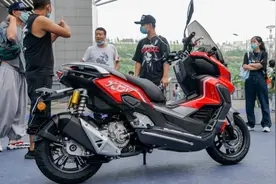 更硬派更轻的ADV踏板—龙嘉XDV300i亮相摩博会图片