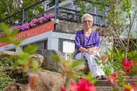 52岁焦恩俊晒母亲合照像姐弟，离开前妻后娶44岁初恋又生意外图片