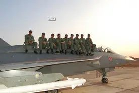 巴基斯坦飞行员参观印度LCA战斗机，枭龙：你想喝什么茶？图片