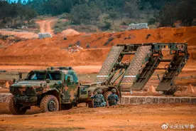 三代猛士车族再出新形态！猛士架桥车首亮相，天堑瞬间变通途图片