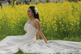 河南安阳：小情侣这样拍婚纱照，路过大妈有点不好意思看图片