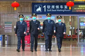 在火车站进行核酸采样，他们是铁路“监督男团”图片