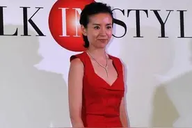 董洁挑战“全身红”造型，低胸裙没身材优势，红色丝袜真欣赏不来图片