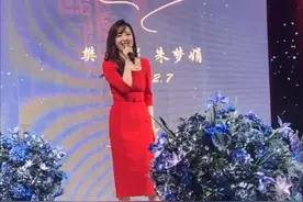 安徽台一姐现身婚宴唱歌捞金，被曝出场费3万，嫁总裁仍赚钱不易图片