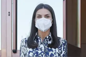 被西班牙王后的衣品惊艳到了，穿印花套裙配红鞋，气质优雅又高级图片