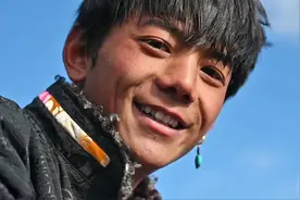 凭10秒笑容走红的丁真，身高只有1米5？身边的人不会拍照有多可怕图片