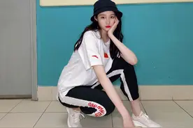 关晓彤不愧是国民闺女！穿百元安踏力挺国货，胸前的五星红旗抢镜图片