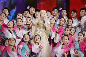 撒丽娜：山沟里飞出的“百灵鸟”图片