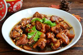 今天立秋吃什么？炖锅猪脚，既解馋又美容，全家人贴秋膘图片