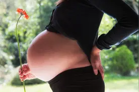 新生儿长出了"鸡爪脚"，孕妇猜测因自己吃了鸡爪，遭到医生拆穿图片