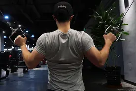 一个感受超棒的龙门架背部训练——跪姿绳索下拉，肌肉收缩极佳图片