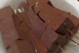 吃猪血的第二天，排出黑便，说明身体内排毒？很多人理解错了图片