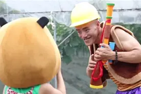 被坑惨了的“光头强”：住别墅、娶娇妻是假，如今跑摩的抚养养女图片