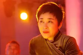 那英姐姐：摆地摊供养妹妹的音乐梦，身价上亿甘为妹妹拎包当助理图片